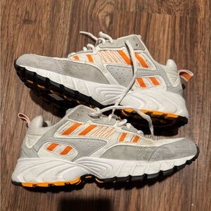 Vintage Nike sneakers- women’s size 8